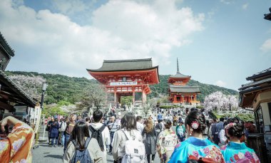 Kyoto, Japonya - 3 Nisan 2018: Kiyomizu Japonya 'nın en ünlü tapınaklarından biridir..