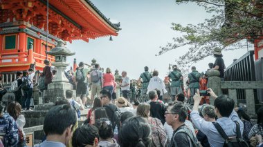 Kyoto, Japonya - 3 Nisan 2018: Kiyomizu Japonya 'nın en ünlü tapınaklarından biridir..