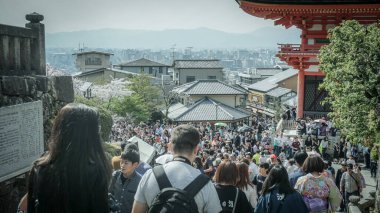 Kyoto, Japonya - 3 Nisan 2018: Kiyomizu Japonya 'nın en ünlü tapınaklarından biridir..