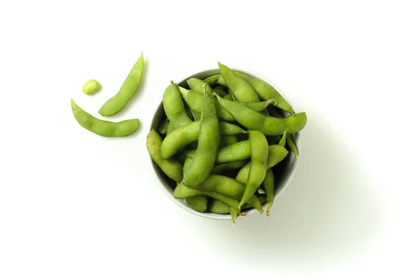 Beyaz arkaplanda yeşil soya fasulyesi