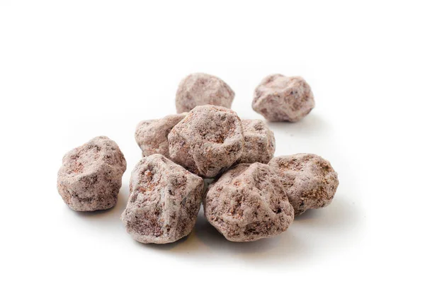 Beyaz arkaplanda tuzlanmış erik.