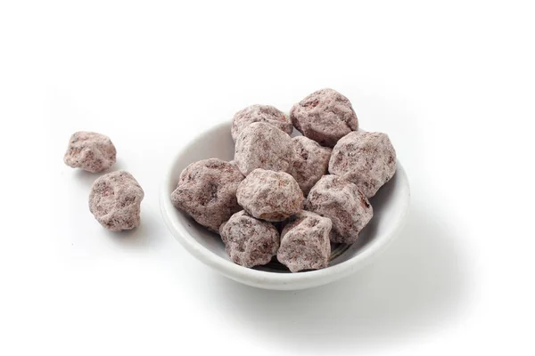 Beyaz arkaplanda tuzlanmış erik.