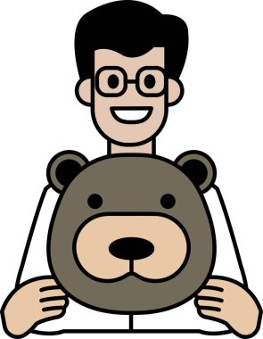 Adamın biri oyuncak ayı tutuyor. Gülümsüyor ve mutlu. Ayı kahverengi ve sevimli bir yüze sahip.