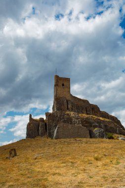 Atienza kalesi İspanya 'nın Guadalajara kentindeki kayalık bir tepenin tepesinde dramatik bulutların oluşturduğu bir zemin karşısında efsanevi geçmişini sergiliyor. Manzara kuru ve engebeli..