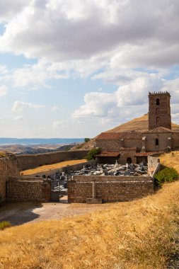 Atienza, Guadalajara, İspanya 'daki tarihi kalıntılar kurak manzaralar ve dramatik bulutlarla çevrili antik mimarinin kalıntılarını sergiliyor..