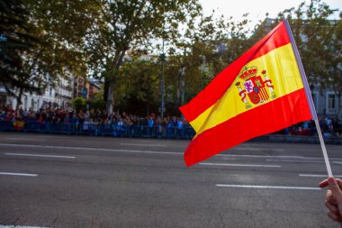 İspanya bayrağı, İspanya 'nın Madrid şehrinde 12 Ekim' de düzenlenen gösteri sırasında çekildi. Yüksek kalite fotoğraf