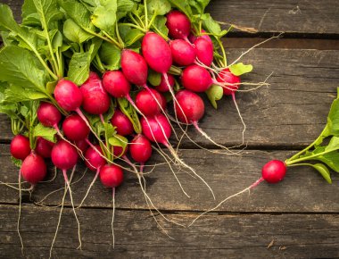 ahşap masa üzerinde taze organik turp. üstten görünüm