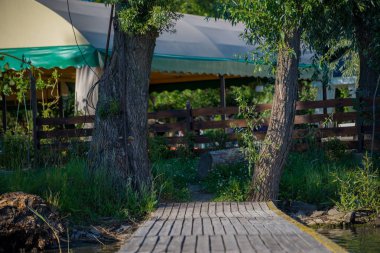 ahşap güverte su üzerinde