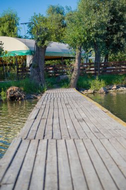 ahşap güverte su üzerinde