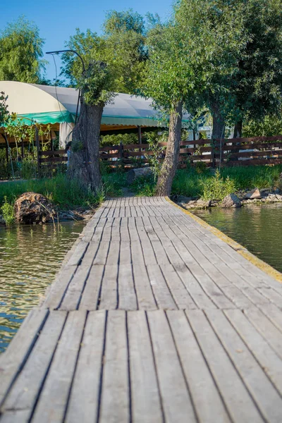 ahşap güverte su üzerinde