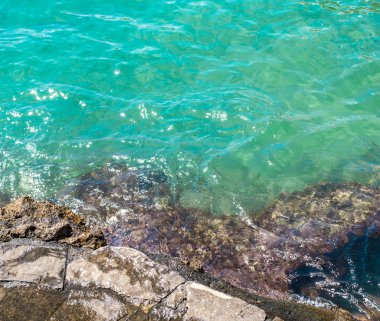 Derin mavi fırtınalı denizde su yüzeyi beyaz köpük ve dalgalar şablondadır. Ege Denizi