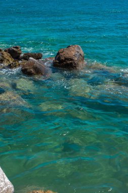 Derin mavi fırtınalı denizde su yüzeyi beyaz köpük ve dalgalar şablondadır. Ege Denizi