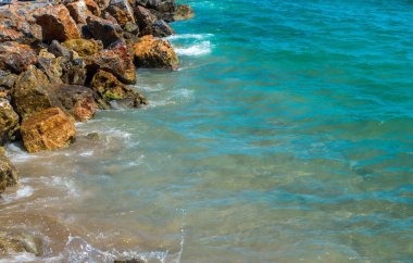 Derin mavi fırtınalı denizde su yüzeyi beyaz köpük ve dalgalar şablondadır. Ege Denizi