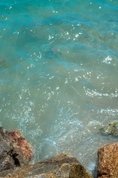 Derin mavi fırtınalı denizde su yüzeyi beyaz köpük ve dalgalar şablondadır. Ege Denizi