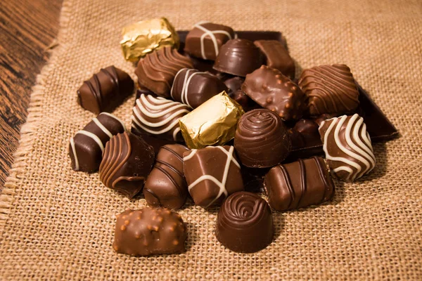 Chocolates Fundo Sortimento Chocolates Finos Chocolate Branco Escuro Leite Doces — Fotografia de Stock