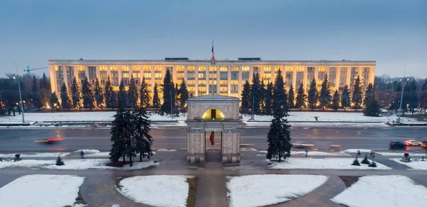 Урядова будівля і Тріумфальна арка Молдови, drone антена — стокове фото