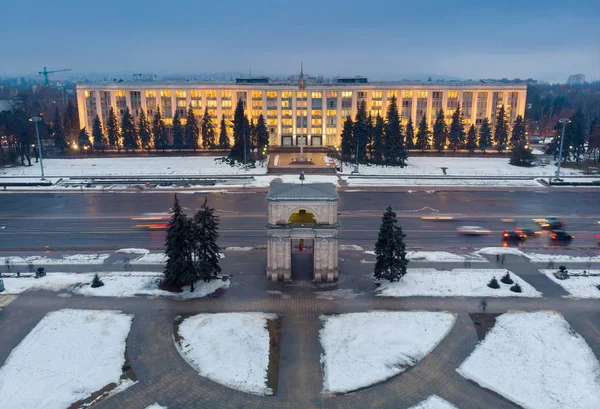 Edifício governamental e arco triunfal da Moldávia, drone aéreo — Fotografia de Stock