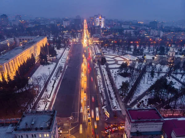 Centrum města Kišiněv v noci se světlem a modrá obloha, VL — Stock fotografie
