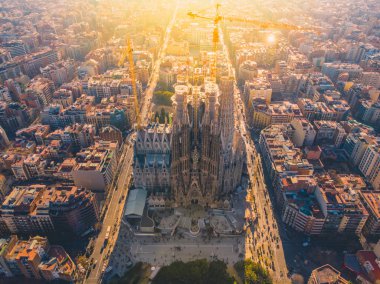 Barcelona, İspanya - 2019: Sagrada Familia Katedrali hava panora