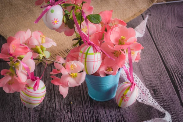 Easter decoration, Easter eggs on a rustic table — Stock Photo, Image