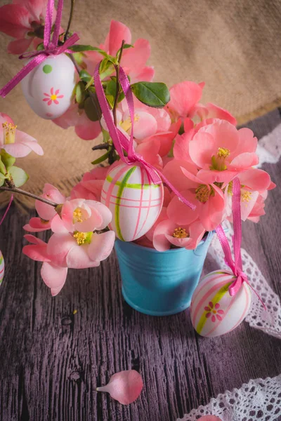 Decoratie Pasen, Easter eggs op een rustieke tafel — Stockfoto