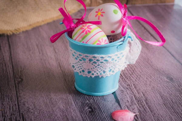 Easter decoration, Easter eggs on a rustic table — Stock Photo, Image