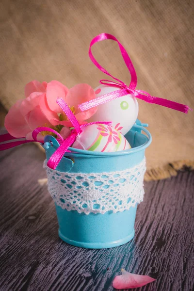 Easter decoration, Easter eggs on a rustic table — Stock Photo, Image