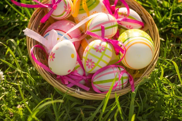 Feliz Páscoa. Ovos de Páscoa coloridos em uma cesta . — Fotografia de Stock