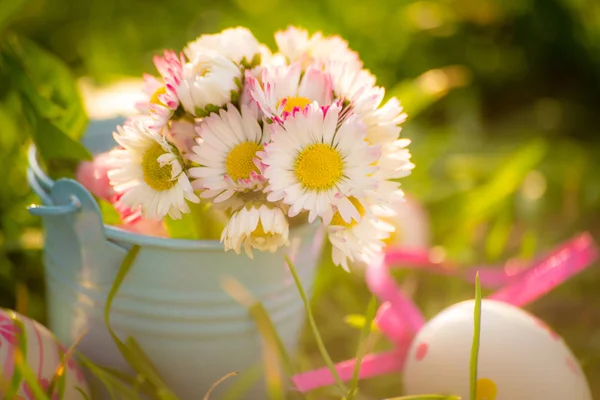 Easter eggs and daisies in the grass — Stock Photo, Image