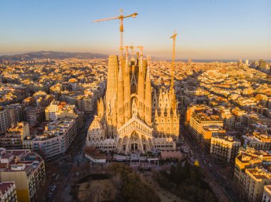 İspanya'da Sagrada Familia katedrali ve Barselona şehir manzarası, aeri