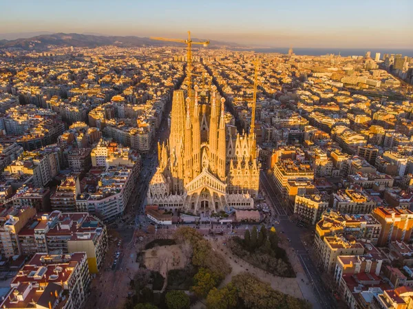 Кафедральний собор Святого Сімейства та Барселонський міський пейзаж в Іспанії. — стокове фото