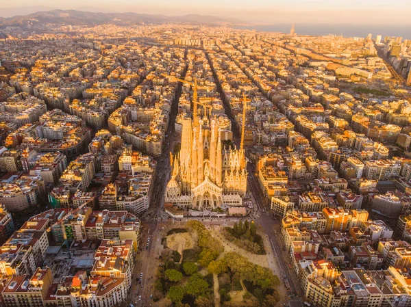 İspanya'da Sagrada Familia katedrali ve Barselona şehir manzarası, aeri