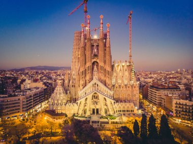 İspanya'da Sagrada Familia katedrali ve Barselona şehir manzarası, aeri