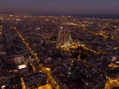 Barselona şehir silueti ve Sagrada famil Havadan Panorama görünümü