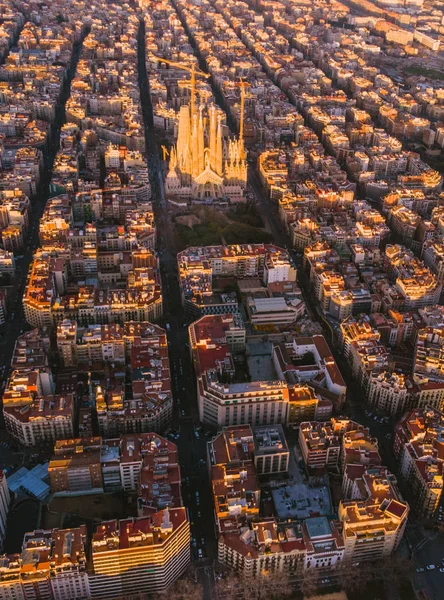 İspanya'da Sagrada Familia katedrali ve Barselona şehir manzarası, aeri