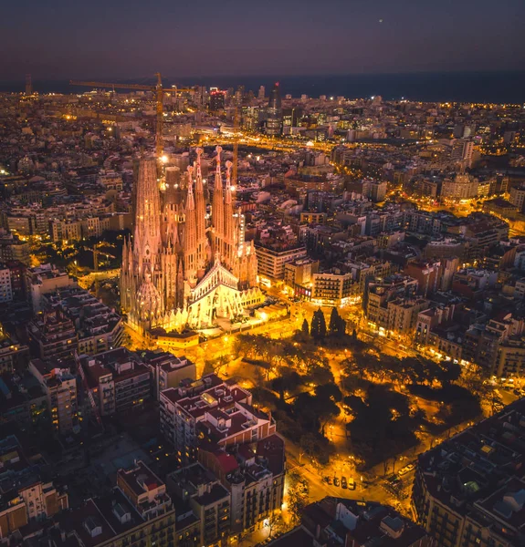 Luftaufnahme der Skyline von Barcelona und der Sagrada Familia in der Abenddämmerung, Spanien 2019 — Stockfoto