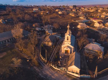 Moldova'da küçük bir köyde gün batımında güzel kilise. Ae