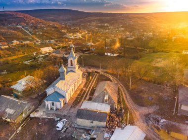 Moldova'da küçük bir köyde gün batımında güzel kilise. Ae