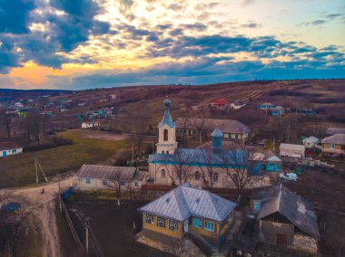Moldova'da küçük bir köyde gün batımında güzel kilise. Ae