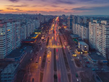 Güzel bir gece şehri. Chisinau şehrinin kapıları, Moldova