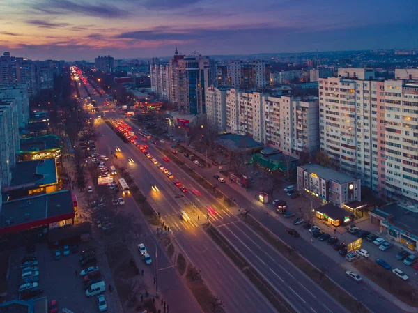Красиве Нічне місто. Ворота міста Кишинів, Молдова — стокове фото