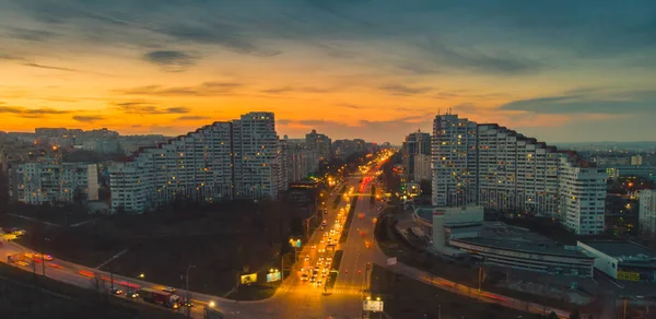 Güzel bir gece şehri. Chisinau şehrinin kapıları, Moldova