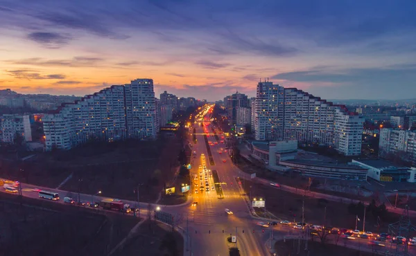 Güzel bir gece şehri. Chisinau şehrinin kapıları, Moldova