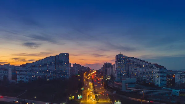 Güzel bir gece şehri. Chisinau şehrinin kapıları, Moldova