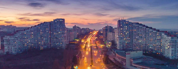 Güzel bir gece şehri. Chisinau şehrinin kapıları, Moldova