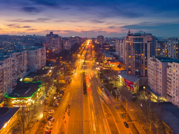 Piękne miasto nocne. Bramy miasta Kiszyniów, Mołdawia — Zdjęcie stockowe