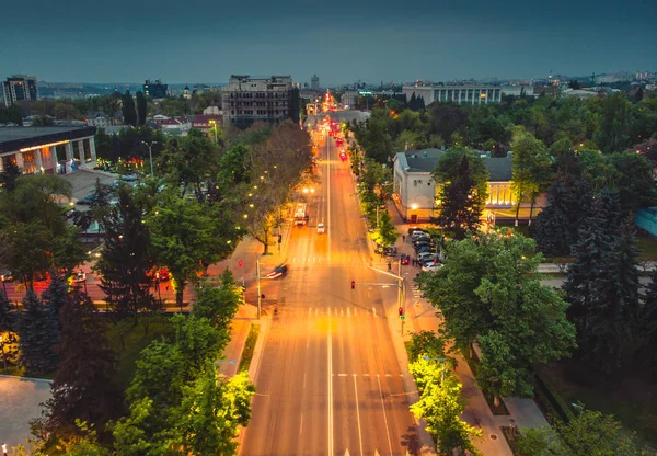 Widok z lotu ptaka na miasto Kiszyniowa wieczorem, Mołdawia, 2019 — Zdjęcie stockowe