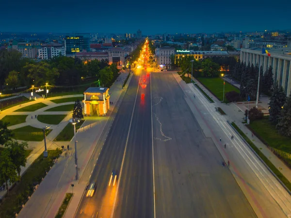 Εναέρια αεροκατευθυνόμενα θέα της πόλης του Κισινάου το βράδυ, Μολδαβία, 2019 — Φωτογραφία Αρχείου