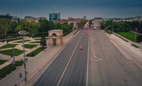Akşam saatlerinde Chisinau şehrinin havadan insansız hava aracı görünümü, Moldova, 2019