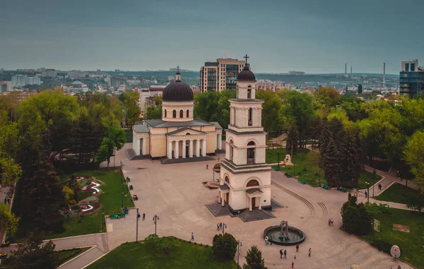 Vista aérea do drone da Igreja Ortodoxa Moldávia em Central Ch — Fotografia de Stock